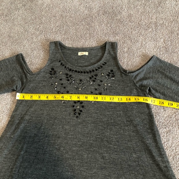 ⭐️ Free Add-On ⭐️ Hollister Cold Shoulder Top - Picture 7 of 10